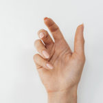 к чему чешется большой палец на левой руке