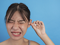 Что означают прыщи на животе и груди?