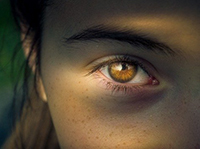 дергается левый глаз у женщин примета