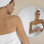 можно ли вешать зеркало напротив входной двери